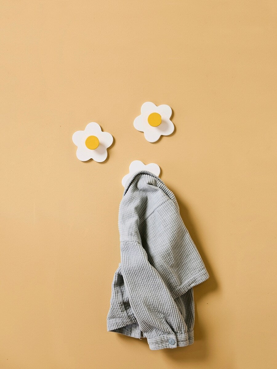 Knaggset 3-pack blomst hvit FSC-tre detalj