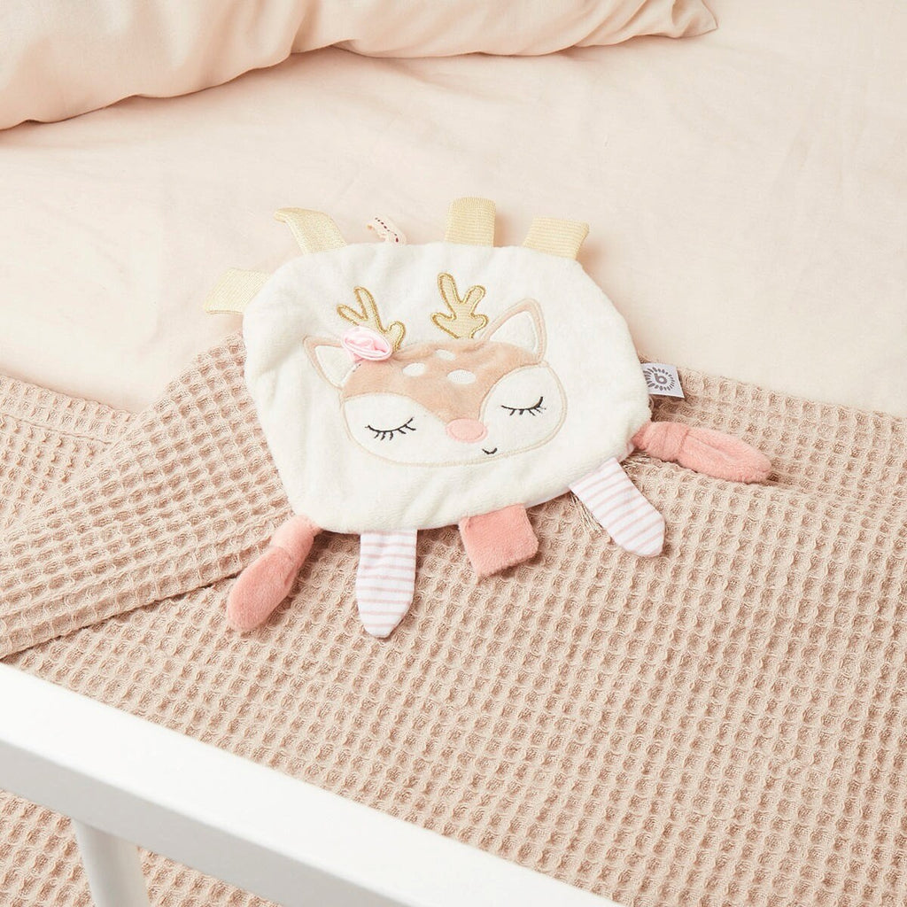 Knitreteppe med rådyr i plysj liggende på babyteppe
