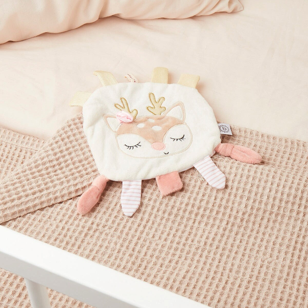 Knitreteppe med rådyr i plysj liggende på babyteppe