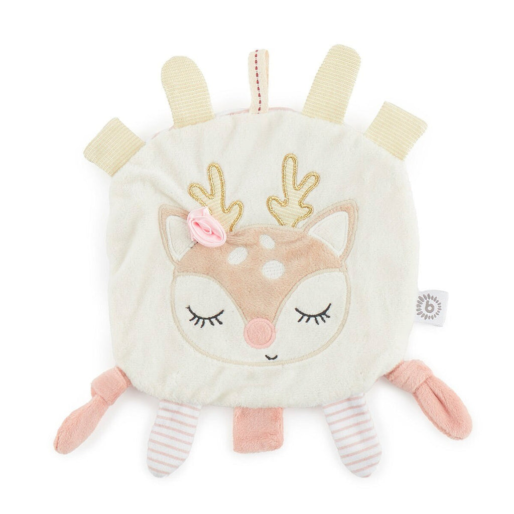 Knitreteppe med rådyr i plysj vist sammen med annet babyutstyr