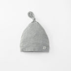 Knutelue beanie str. 74/80 Stone Grey UPF 50+ forfra