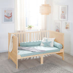 Nærbilde av treverk i Kombiseng 70x140 cm med madrass Easy Sleep