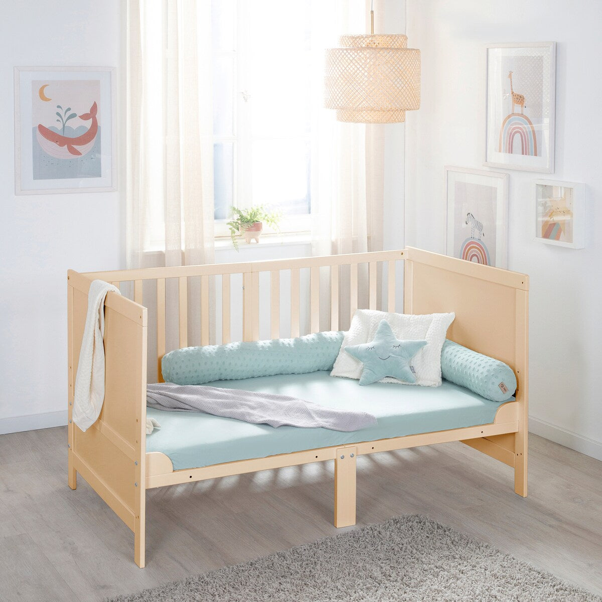 Nærbilde av treverk i Kombiseng 70x140 cm med madrass Easy Sleep
