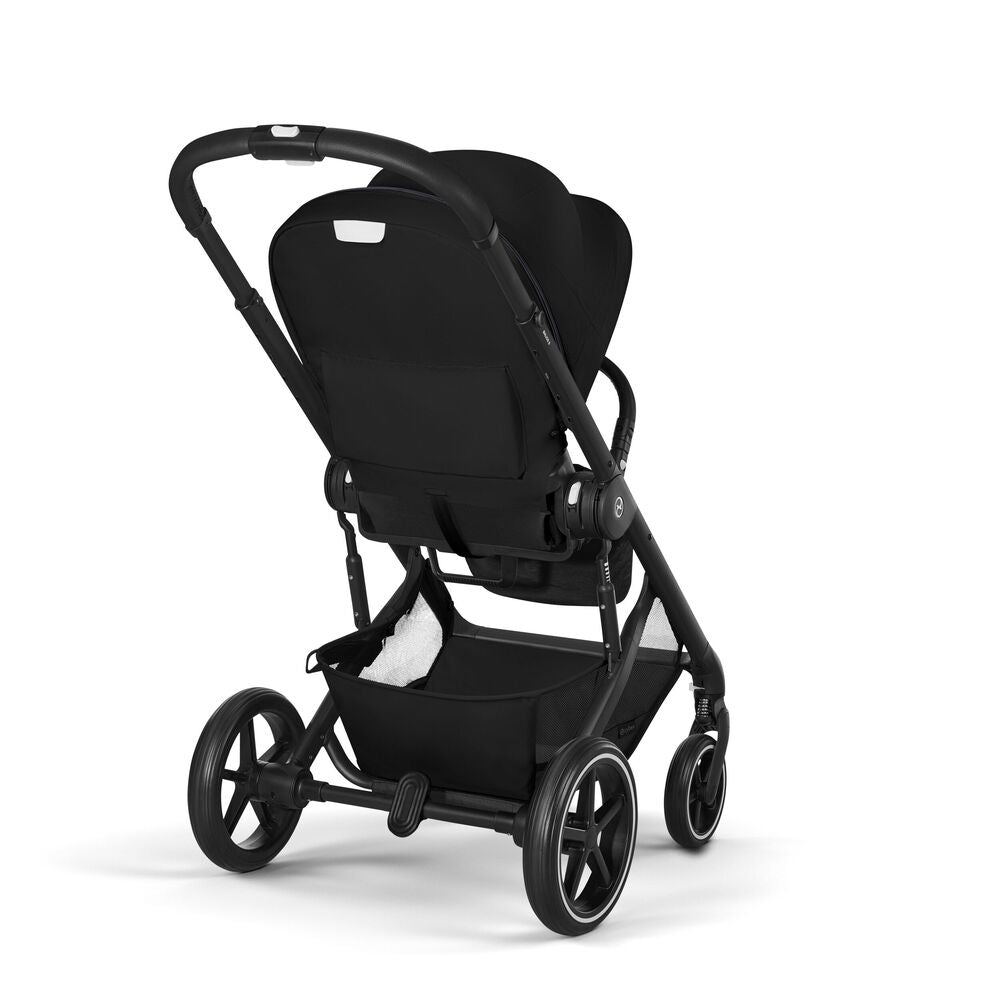 Nærbilde av hjul og fjæring på Kombivogn Balios S Lux med Fold Cot