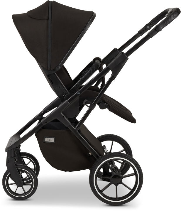 Kombivogn Piú 2024 black/black matt montert med sportssete