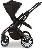 Kombivogn Piú 2024 black/black matt montert med sportssete