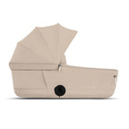 Kombivogn Priam 5 Comfort Matt Black med babybag Cozy Beige i bruk med barn