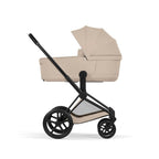 Montert Kombivogn Priam 5 Comfort Matt Black med babybag Cozy Beige i park