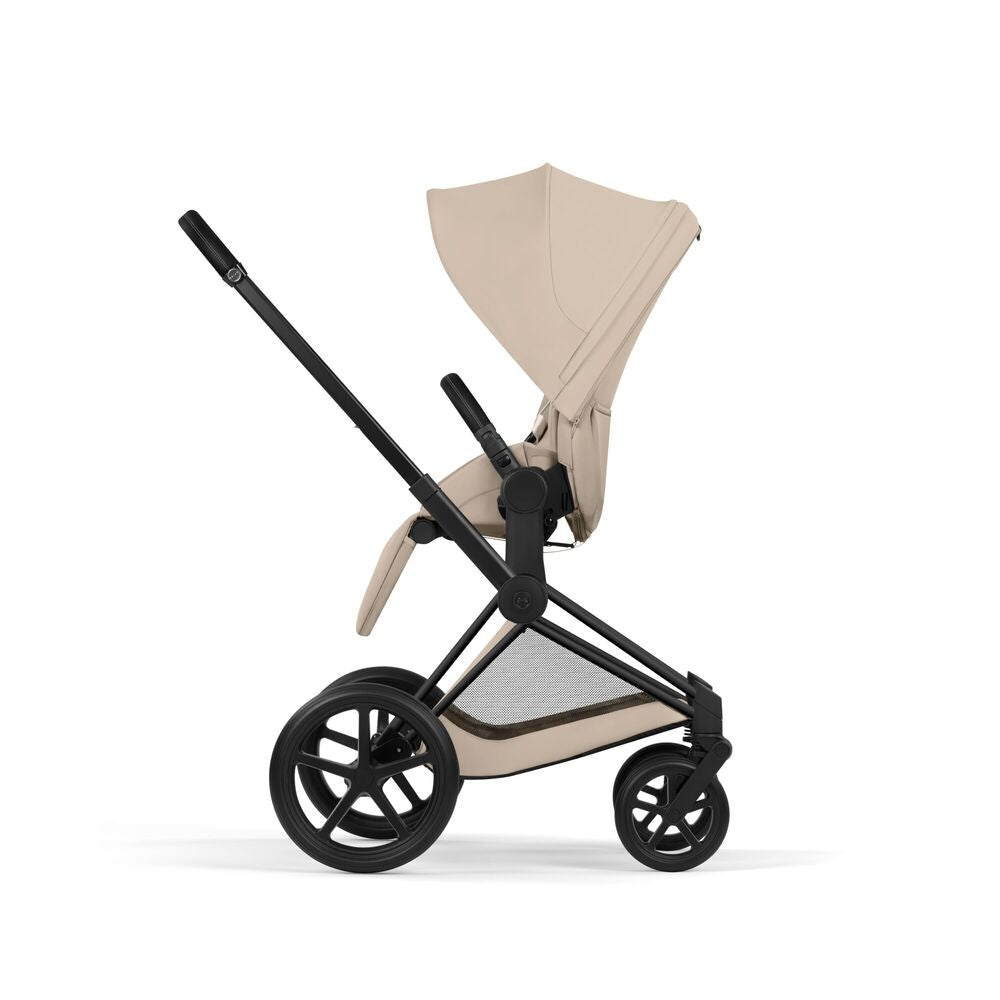 Nærbilde av hjul på Kombivogn Priam 5 Comfort Matt Black med babybag Cozy Beige