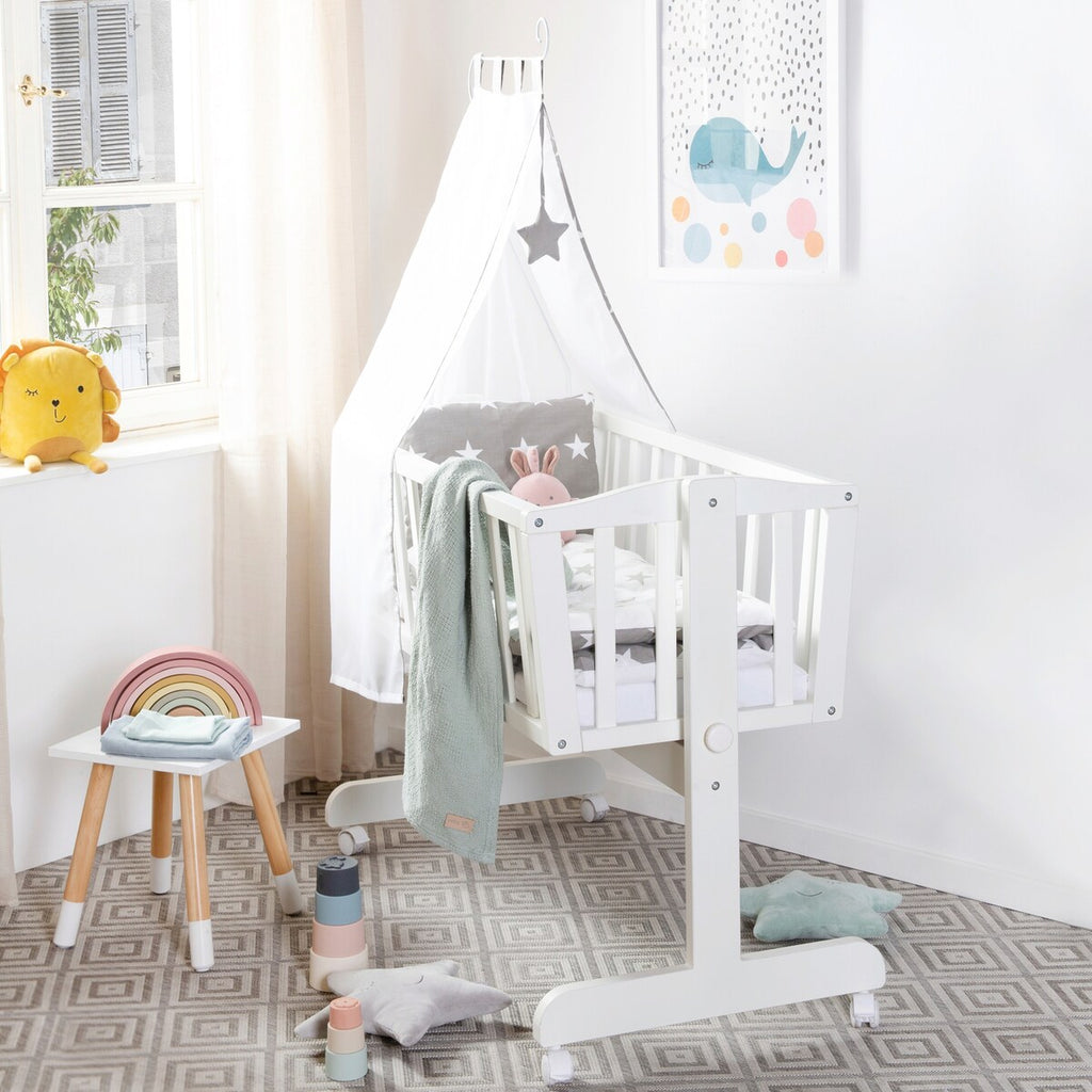Detalj av stjernemønster på Komplett vuggesett Little Stars i tre med himmel