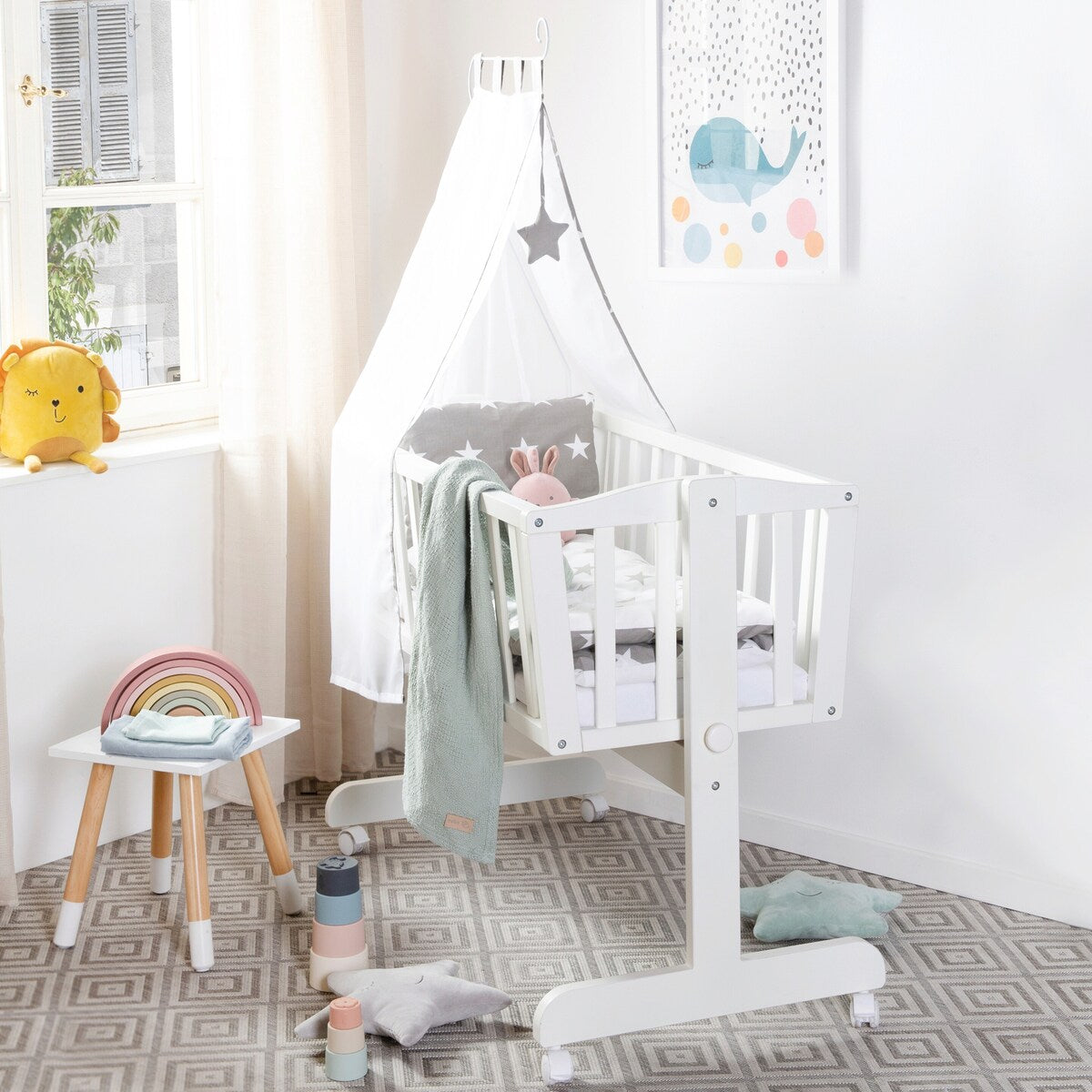Detalj av stjernemønster på Komplett vuggesett Little Stars i tre med himmel