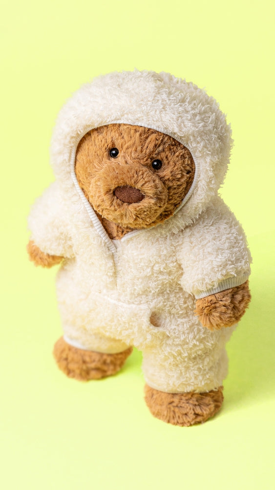 Nærbilde av ansiktet på Kosebamse Bartholomew Bear med heldress antrekk