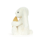 Detalj av gullstjerne på Kosebamse kanin med gullstjerne Jellycat