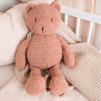 Bakside av Kosebamse Mika XL i bouclé polyester