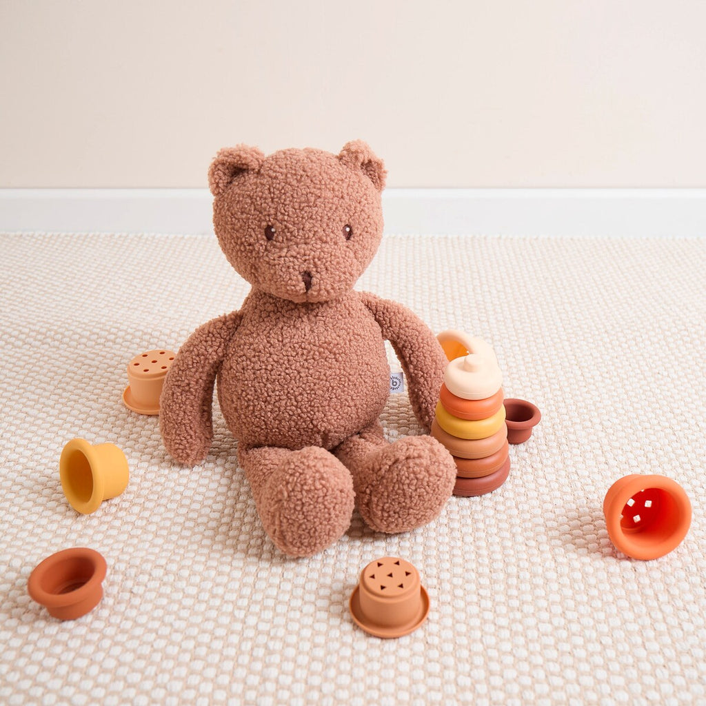 Nærbilde av ansiktet på Kosebamse Mika XL i bouclé