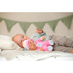 Nærbilde av rangle på Kosedukke Sleepy for babies 30 cm