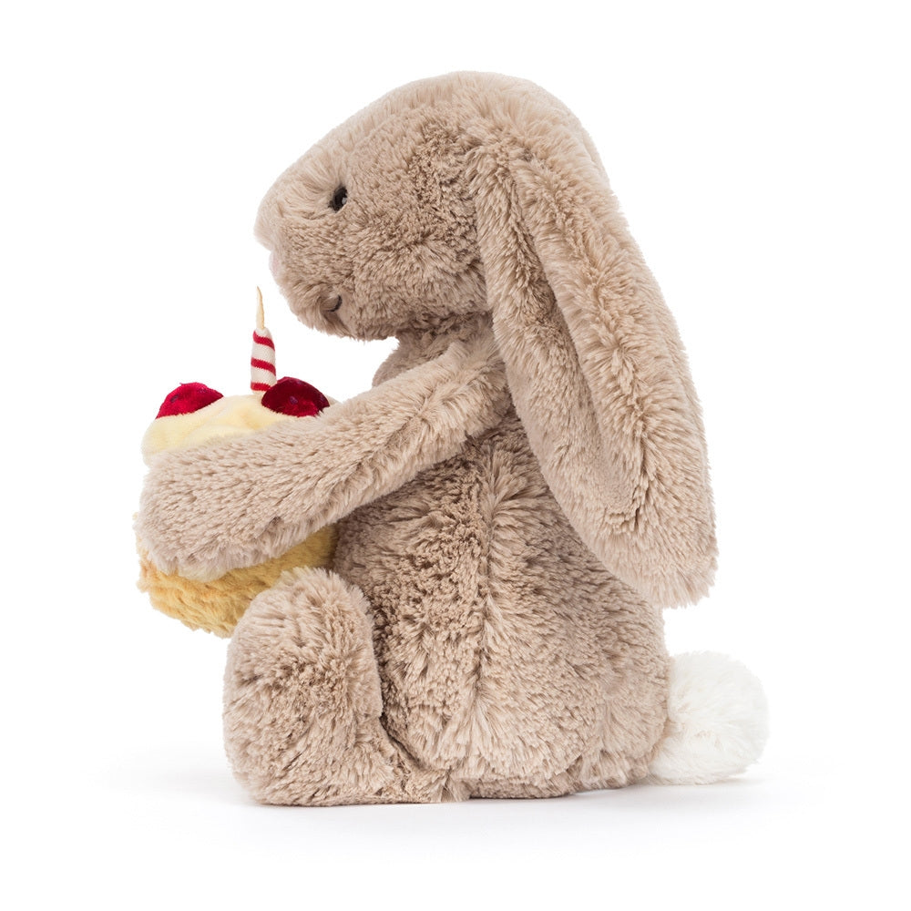Detalj av bursdagskaken på Kosedyr Bashful Beige Bunny Birthday