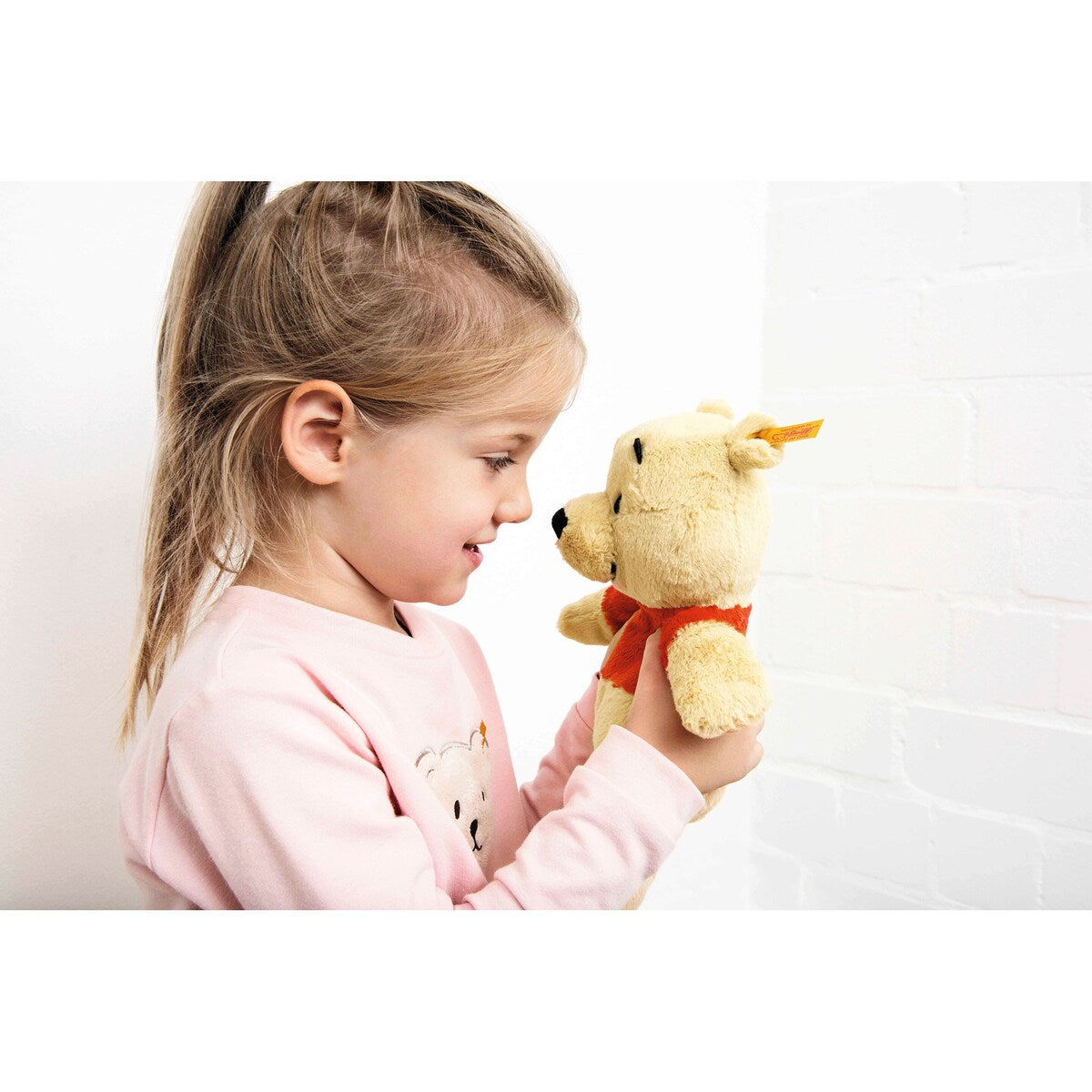 Nærbilde av Kosedyr Disney Winnie Puuh 29 cm detaljer