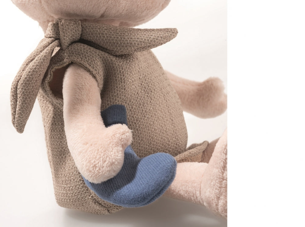 Kosedyr Dobby husalf 26 cm med sokk montert i sittende posisjon