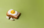 Kosedyr Egglantine Egg on Toast 12 cm polyester bakside