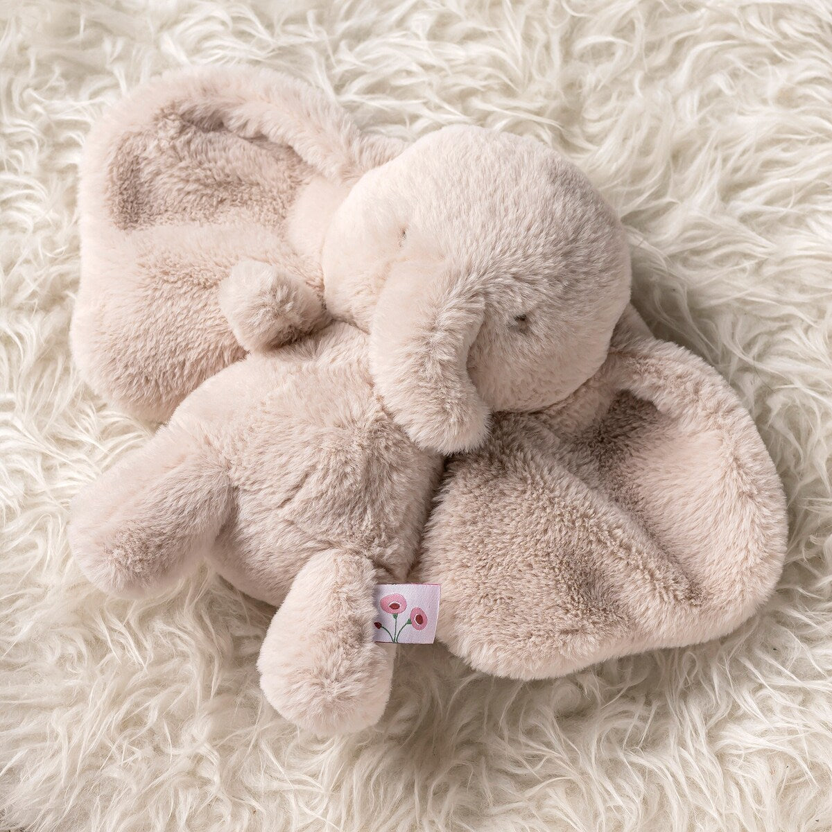 Kosedyr elefant FanFan 28 cm montert på barneseng