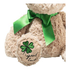 Detalj av sløyfe og broderi på Kosedyr Jimmy Teddy Good Luck 30 cm