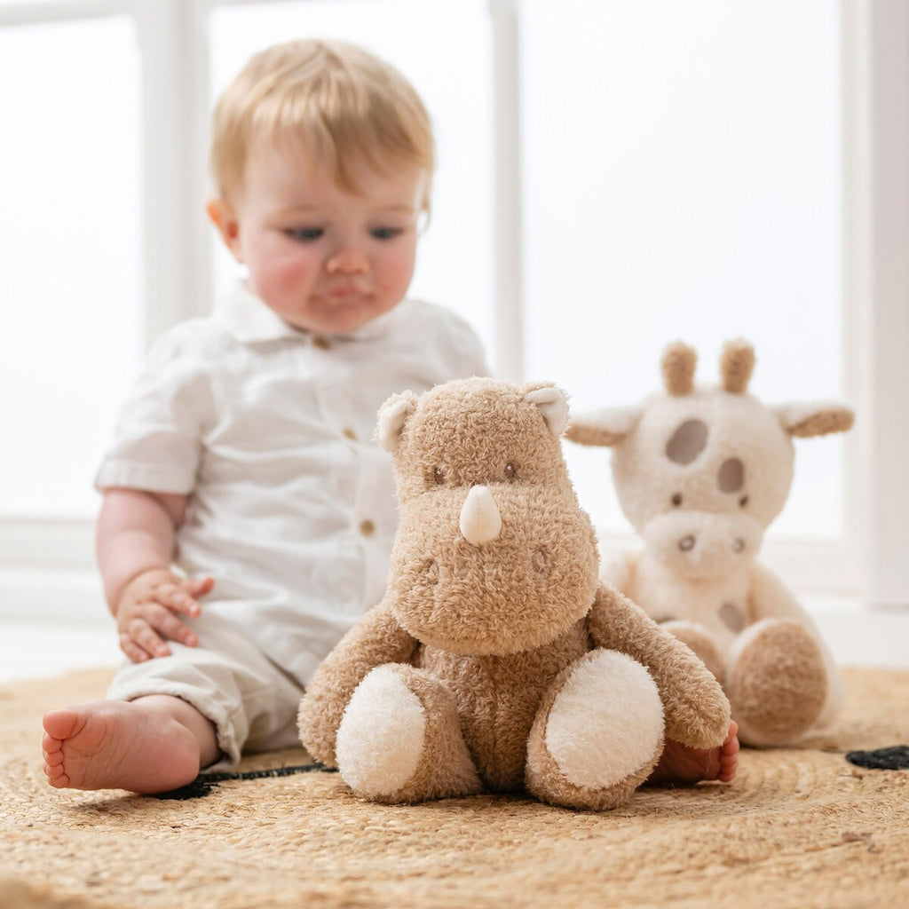 Nærbilde av kosedyr neshorn Teddy 30 cm, maskinvaskbar
