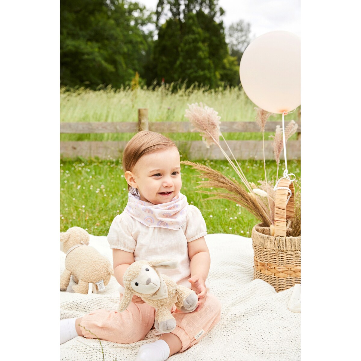 Kosedyr sau Flocke med rangle 20 cm bouclé med musselinklut