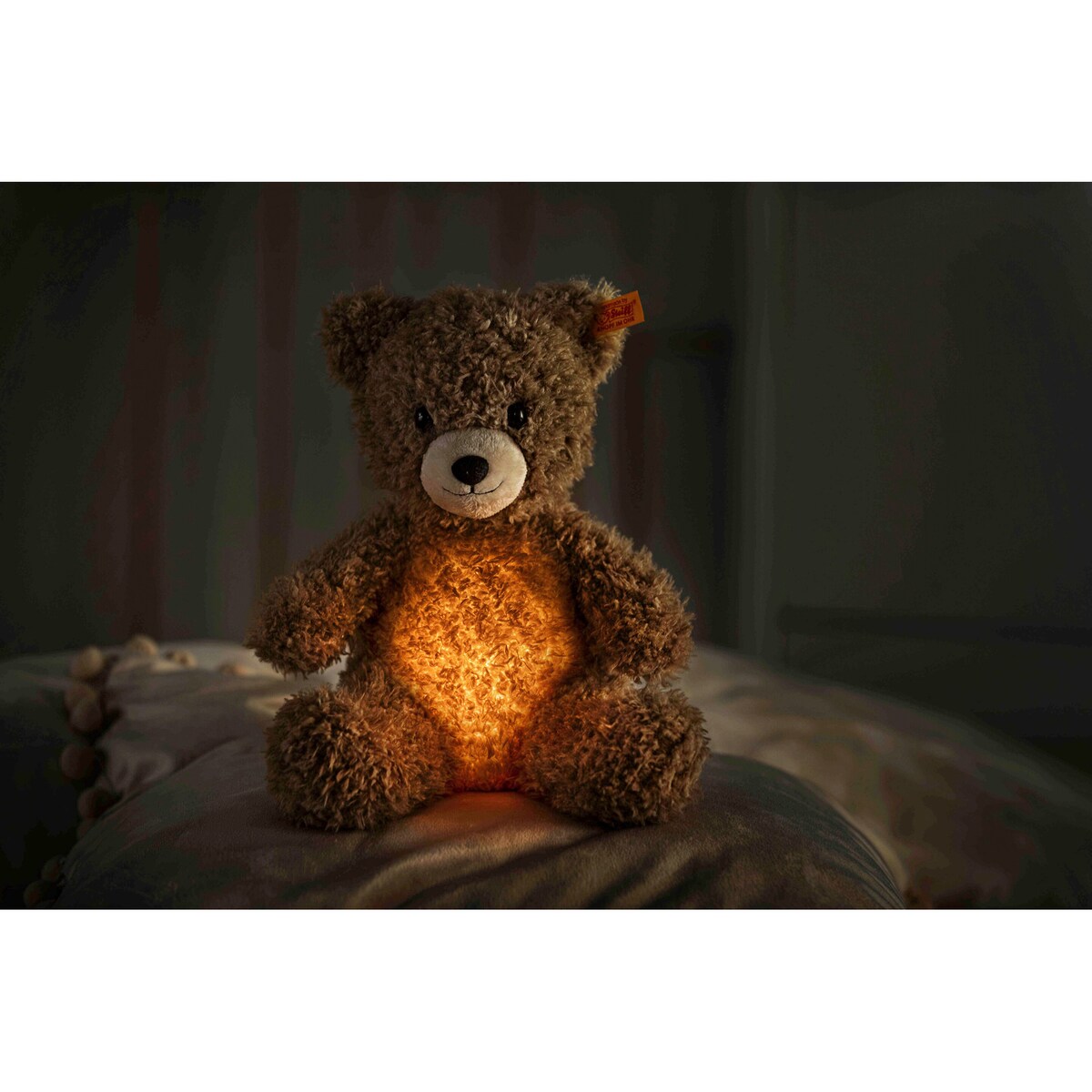 Nærbilde av myk plush på kosedyr teddybjørn Caspar med nattlys 28 cm