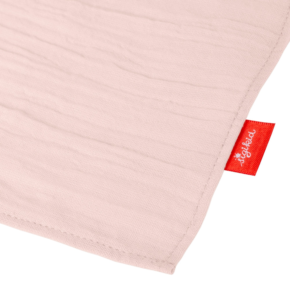 Nærbilde av koseklut bjørn i rosa musselin med bomull crinkle-look