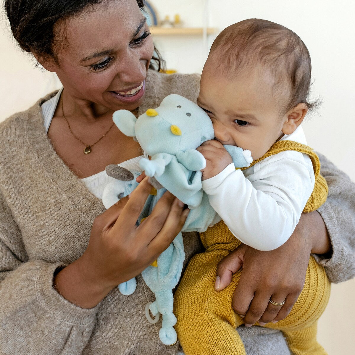 Koseklut drage Deluxe Little Castle 30 cm med smokkring i babyhånd