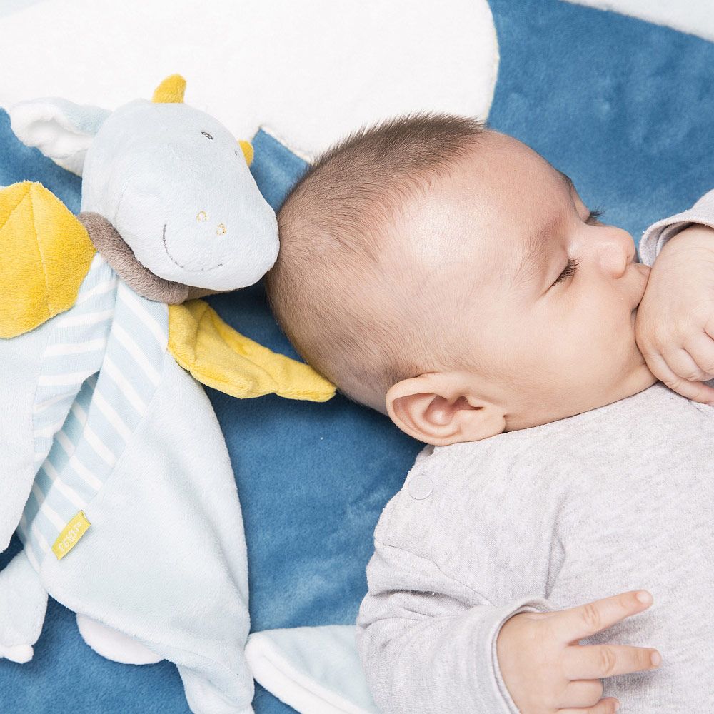 Nærbilde av myk velour på Koseklut drage Little Castle 30 cm med smokkefeste