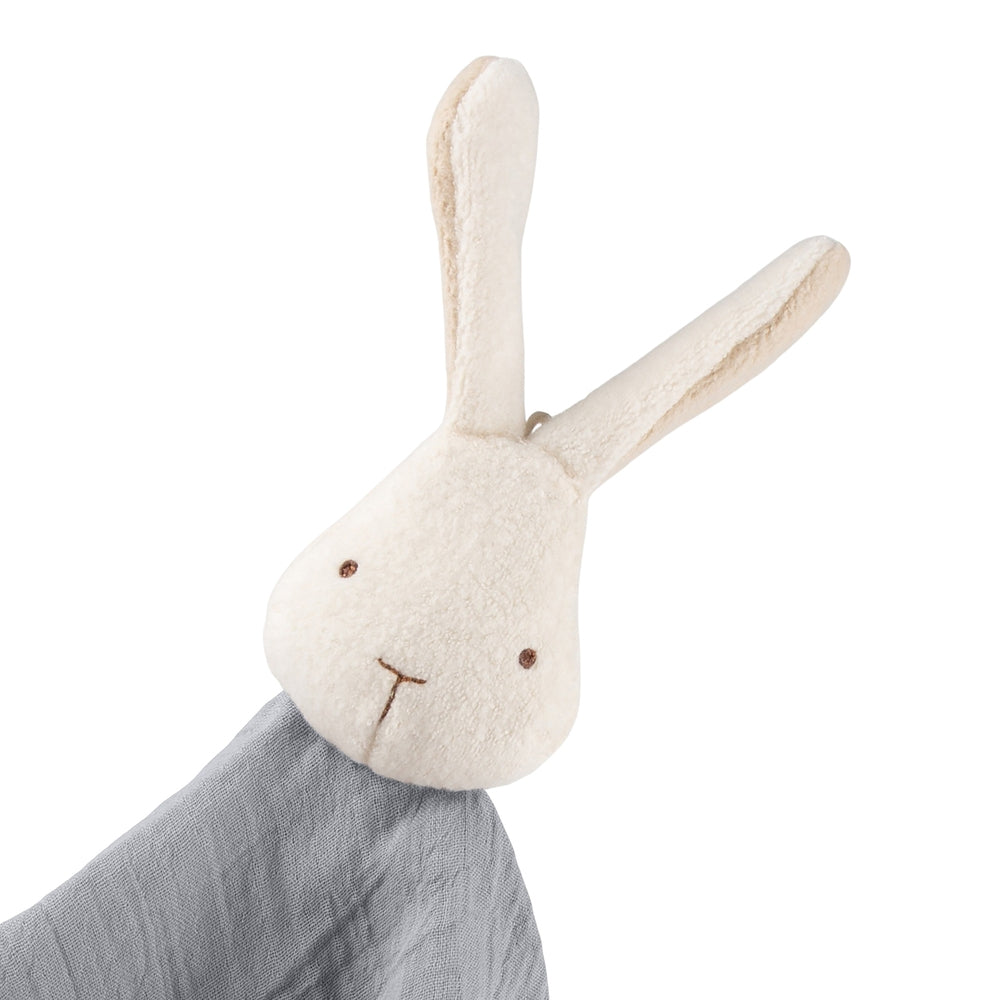 Detalj av hodet på koseklut hare i musselin med bomull crinkle-look