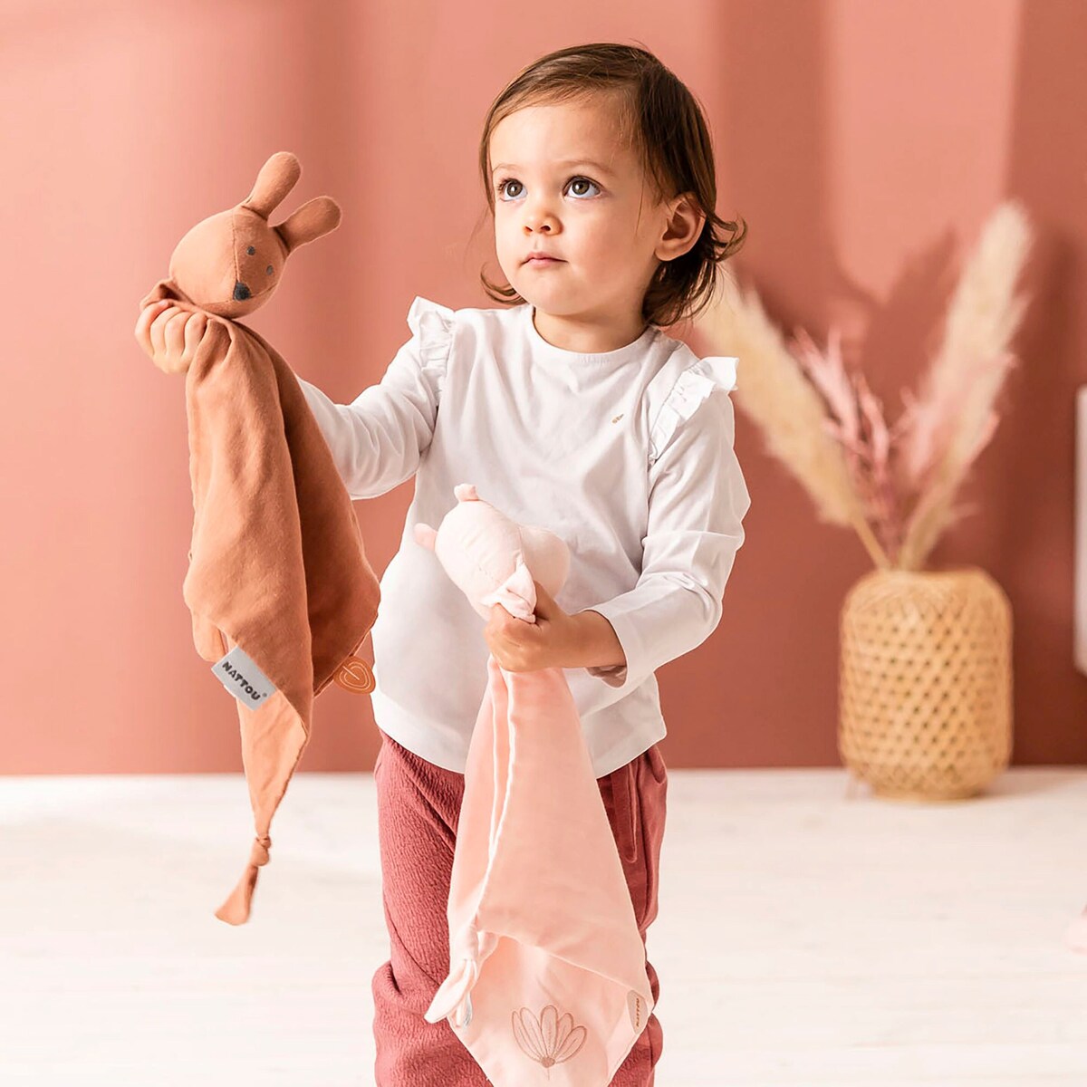 Koseklut kanin Bonnie fra fødsel detalj av broderte ører