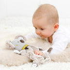 Montert Koseklut koala Australia 27 cm i barneseng