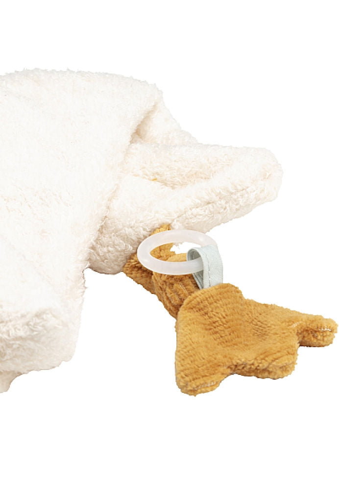 Nærbilde av stoffet på Koseklut medium Edda kremhvit med smokkeholder