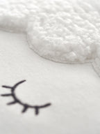 Detalj av broderier på Kosepute sauelamm bomull 30x30 cm ullhvit