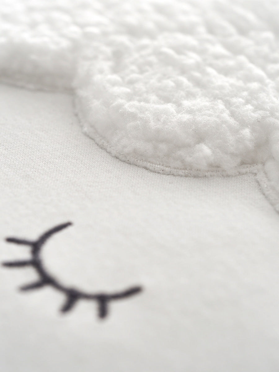 Detalj av broderier på Kosepute sauelamm bomull 30x30 cm ullhvit
