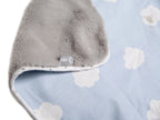Koseteppe Kleine Wolke blå bomull og fleece nærbilde av tekstur