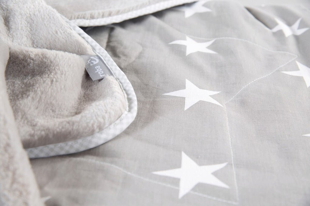 Nærbilde av tekstur på Koseteppe Little Stars stjernequilting