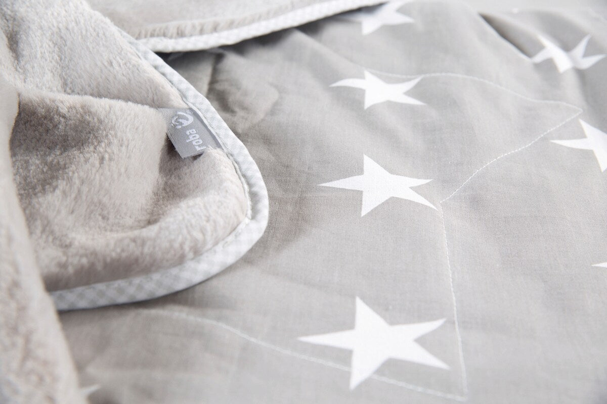 Nærbilde av tekstur på Koseteppe Little Stars stjernequilting