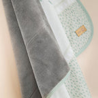 Koseteppe Woodland Buddies 80x80 cm bomull og fleece foldet