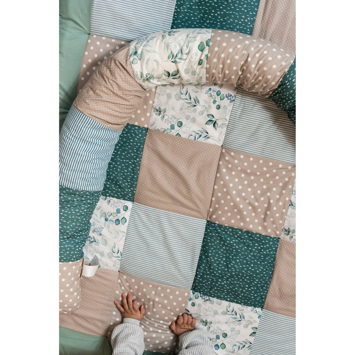 Nærbilde av vattering på Krablematte og lekegrindinnlegg 100x100 cm bomull patchwork