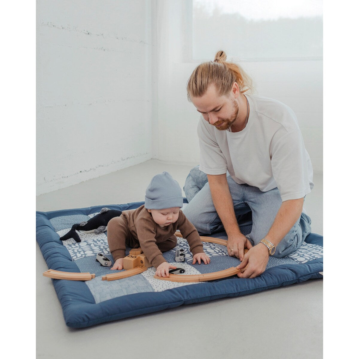 Krableteppe og lekegrindmatte Classics 120x120 cm montert i lekegrind