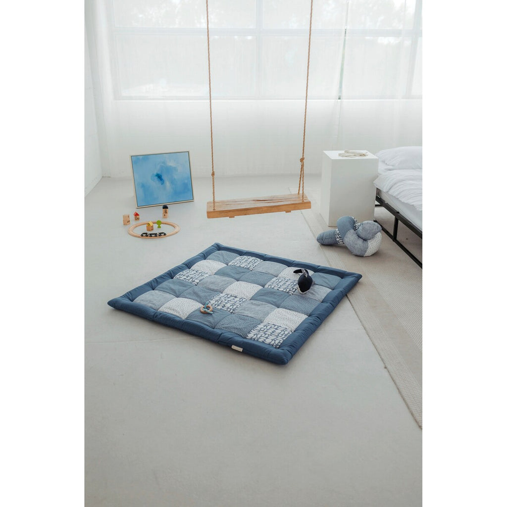 Nærbilde av patchwork-design på Krableteppe og lekegrindmatte Classics 120x120 cm