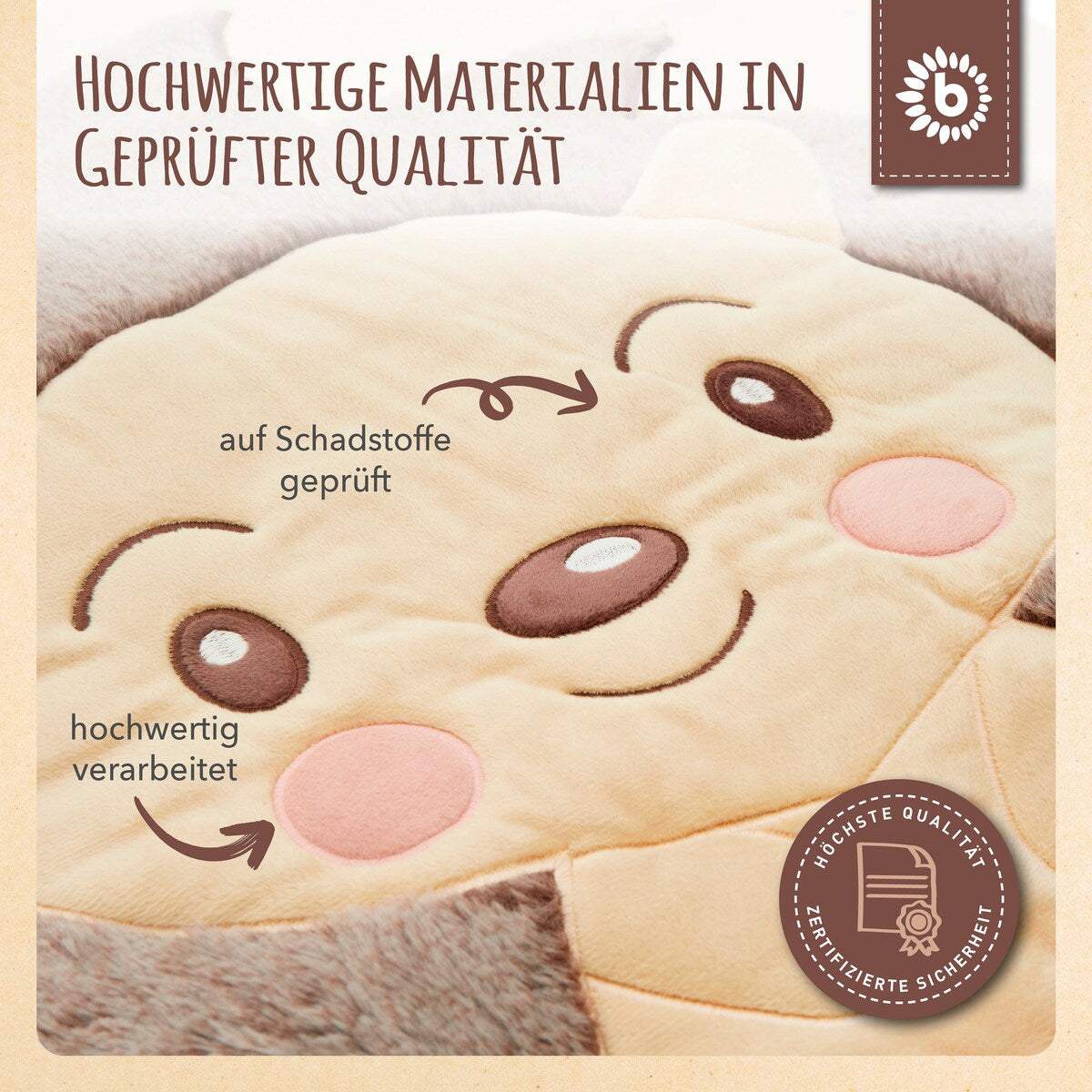 Nærbilde av aktivitetsleker på krableteppe med pinnsvin beige