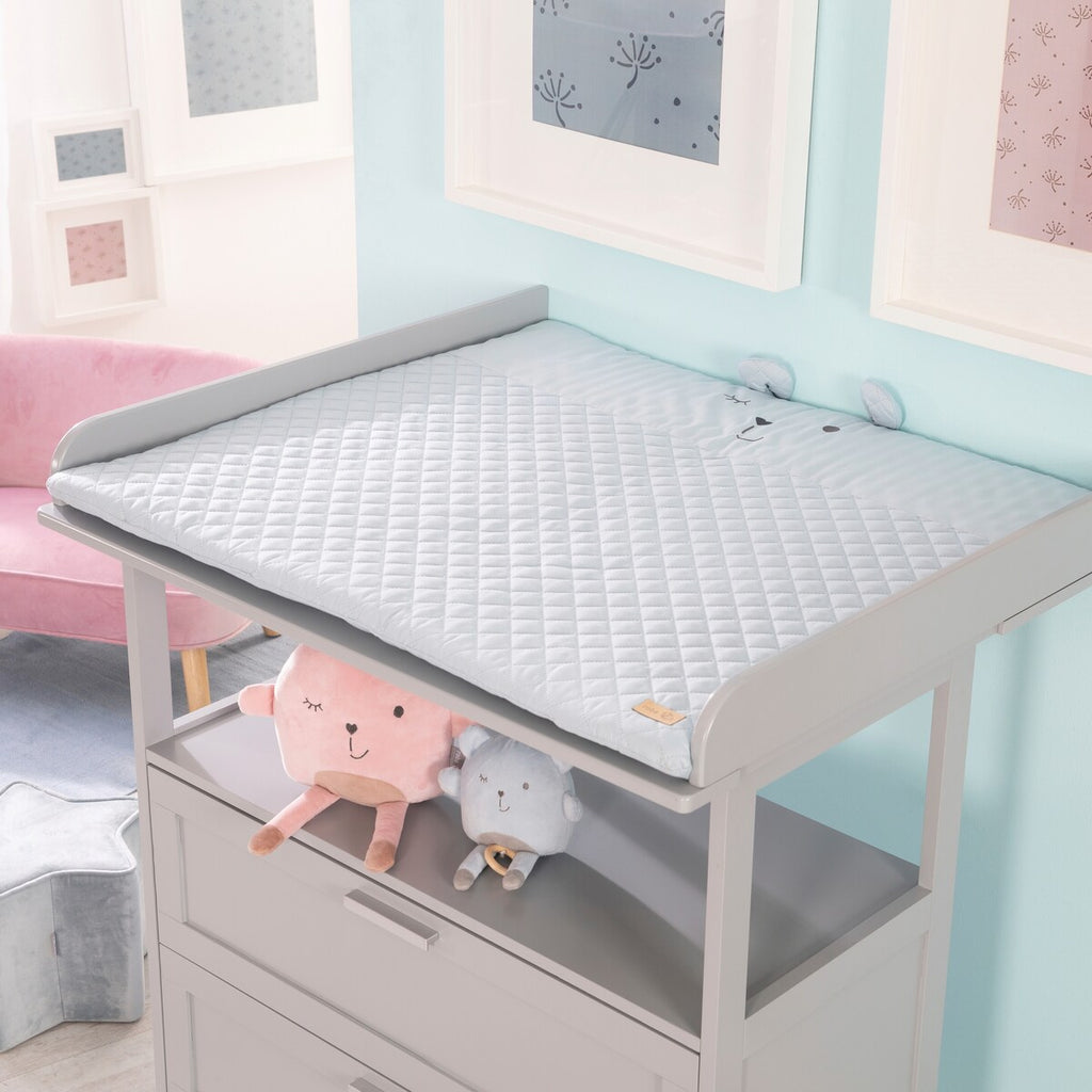 Krableteppe med babygym turkis 5 lekeelementer i bruk på gulvet