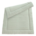 Krableteppe i musselin 155x100 cm bomull polstret sammenrullet