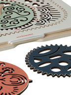 Pakke med alle deler i Kreativt spirograf-sett i FSC®-tre