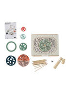 Nærbilde av fargeblyanter i Kreativt spirograf-sett i FSC®-tre
